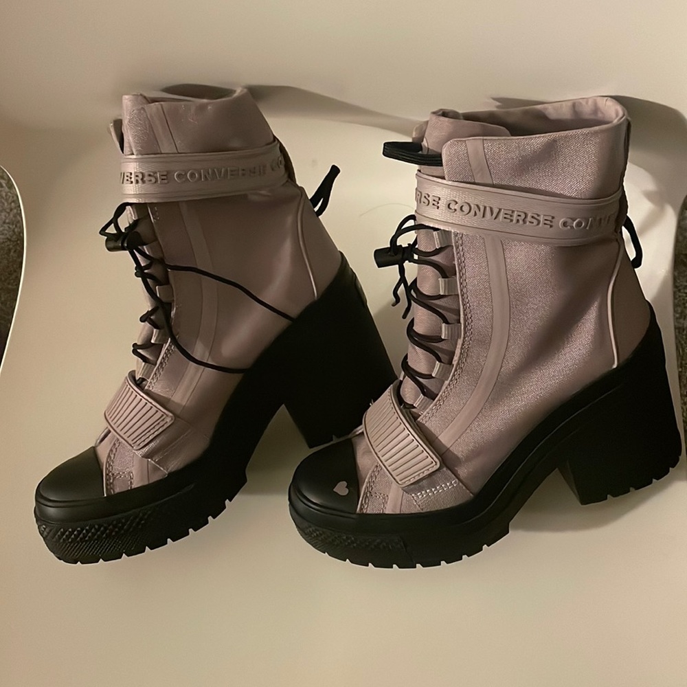 Women’s converse with hearts